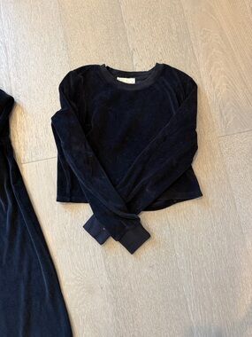 Suzi Kondi Black Velvet Long Sleeve Crop Sweatshirt